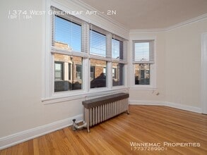 1374 W Greenleaf Ave in Chicago, IL - Building Photo - Building Photo