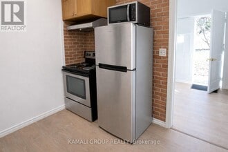 36 Oakridge Ave in St Catharines, ON - Building Photo - Building Photo