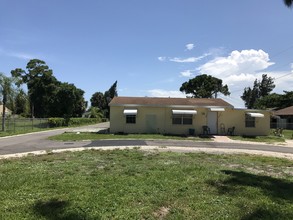 3874 7th Ave N in Lake Worth, FL - Building Photo - Building Photo