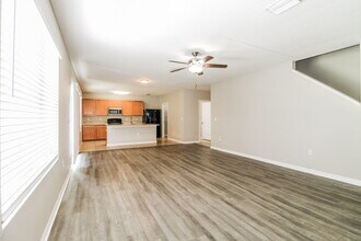 14471 Finsbury Dr in Spring Hill, FL - Foto de edificio - Building Photo