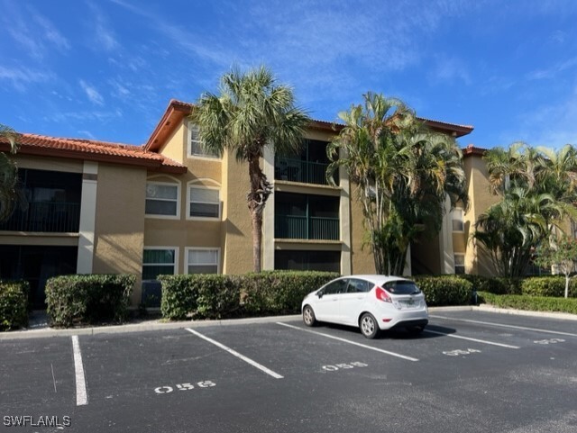 8930 Colonnades Ct E in Bonita Springs, FL - Foto de edificio