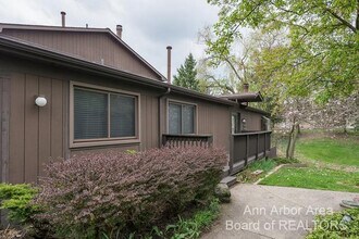 2520 Traver Blvd in Ann Arbor, MI - Building Photo - Building Photo