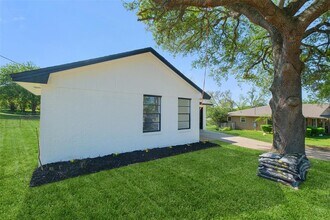 221 N Baron St in Bellville, TX - Building Photo - Building Photo