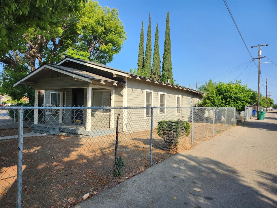 584 W Dinuba Ave in Reedley, CA - Building Photo