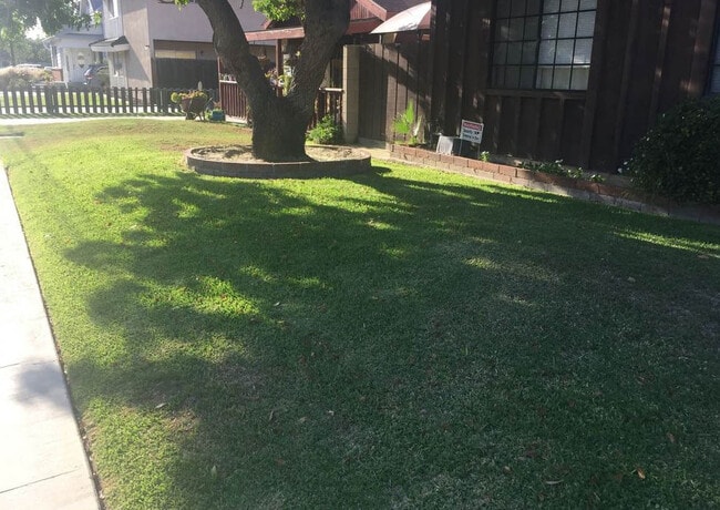 5271 Bishop St, Unit B in Cypress, CA - Foto de edificio - Building Photo