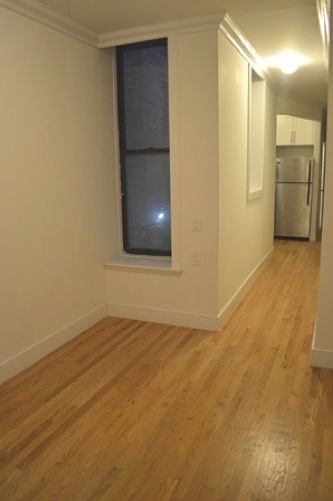 344 Manhattan Ave in New York, NY - Building Photo - Interior Photo