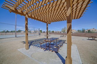 Woodlands West Townhomes in Lancaster, CA - Foto de edificio - Building Photo