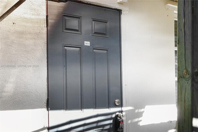 5831 Taylor St in Hollywood, FL - Foto de edificio - Building Photo