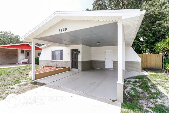 6229 50th Ave N in Kenneth City, FL - Building Photo - Building Photo