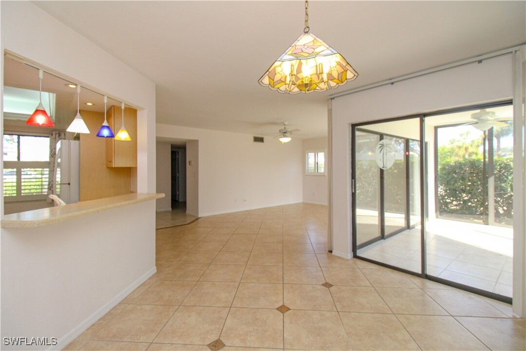 589 Beachwalk Cir in Naples, FL - Building Photo