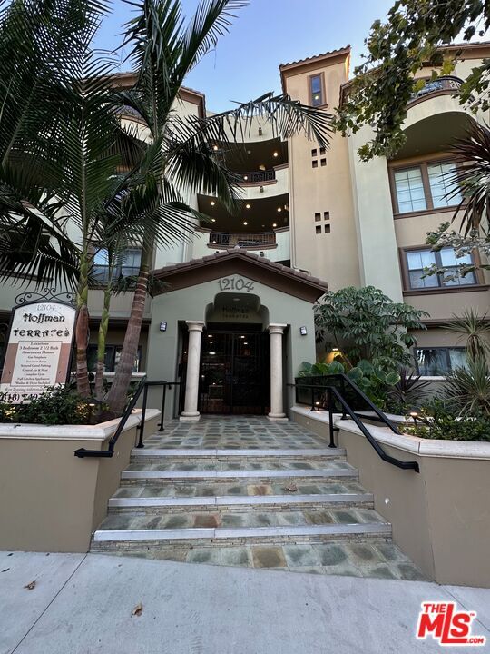 12104 Hoffman St in Los Angeles, CA - Foto de edificio - Building Photo