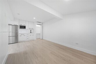 3101 SW 106th Ave, Unit Efficiency in Miami, FL - Building Photo - Building Photo