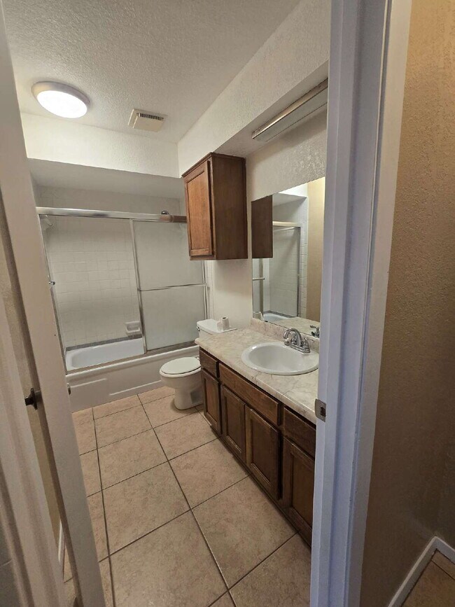1012 Lynn St in Weatherford, TX - Building Photo - Building Photo