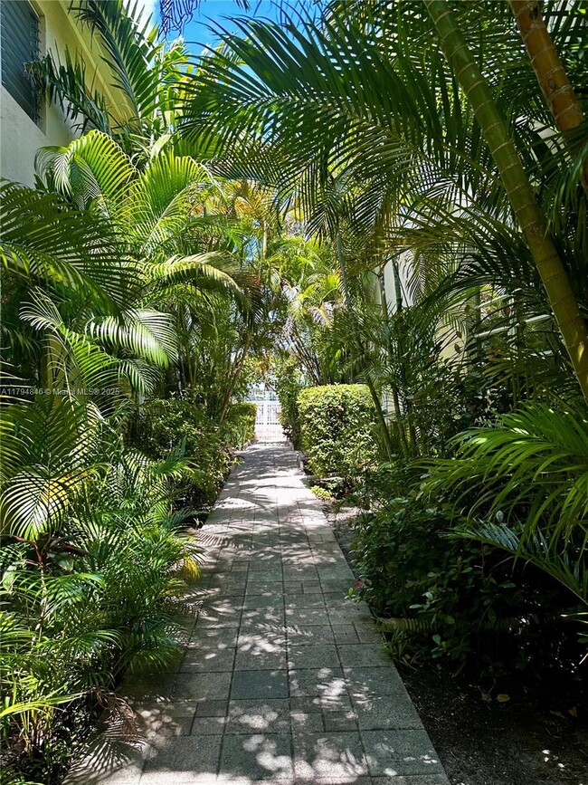 4730 Pine Tree Dr in Miami Beach, FL - Building Photo - Building Photo