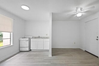 806 E Emily Ave in Wharton, TX - Building Photo - Building Photo