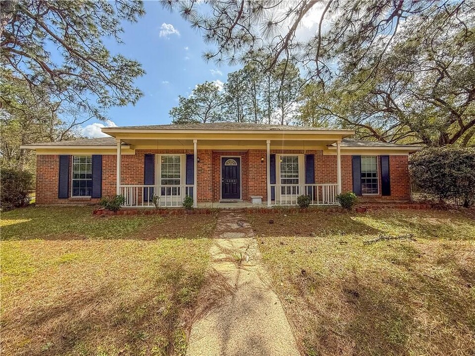 5501 Larchmont Dr in Mobile, AL - Building Photo