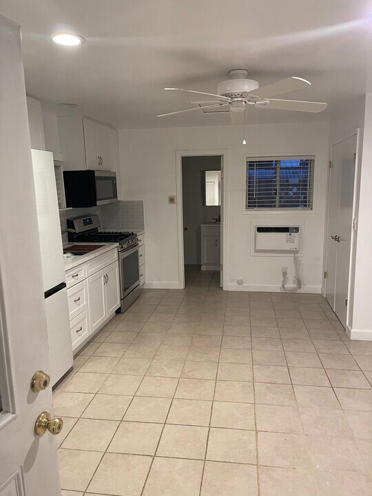 7330 Yarmouth Ave, Unit Studio in Reseda, CA - Foto de edificio