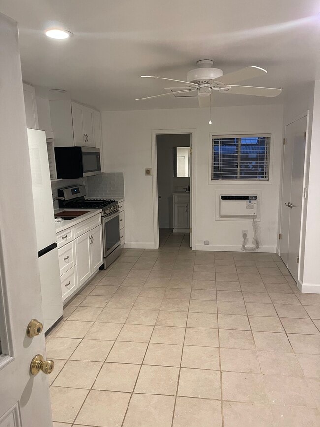 7330 Yarmouth Ave, Unit Studio