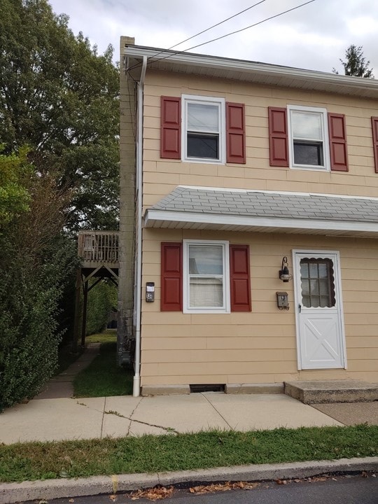 13 Cameron Ave, Unit 13A in Hummelstown, PA - Foto de edificio