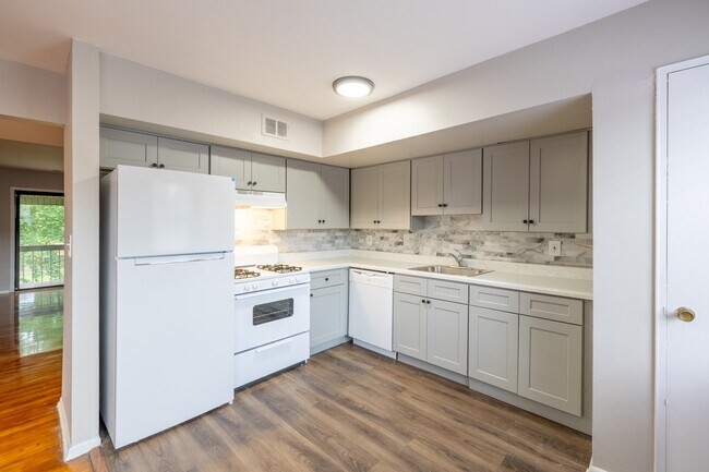 Easton North Apartments in Somerset, NJ - Building Photo - Interior Photo