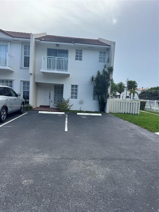 2050 NE 140th St in North Miami Beach, FL - Foto de edificio