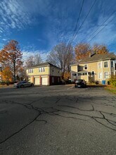 32 Washington St, Unit 1 in Bristol, CT - Foto de edificio - Building Photo