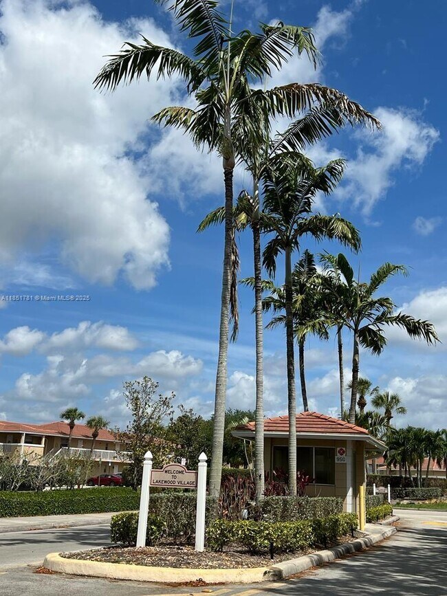 9992 Twin Lakes Dr in Coral Springs, FL - Building Photo - Building Photo
