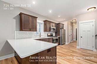 714 Henry Ave SE in Grand Rapids, MI - Building Photo - Building Photo