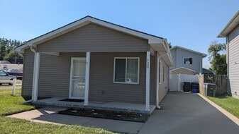 136 Huron Cir in Council Bluffs, IA - Building Photo