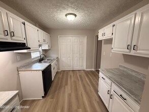 8401 Roseborough Rd in Louisville, KY - Building Photo - Building Photo