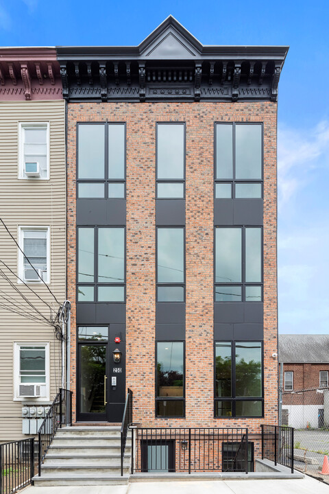 250 Van Horne St in Jersey City, NJ - Building Photo