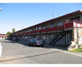 Maple Palms Apartments in Fresno, CA - Building Photo - Building Photo