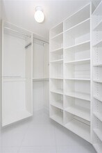 200 Sunny Isles Blvd, Unit 2-1105 in Sunny Isles Beach, FL - Foto de edificio - Building Photo