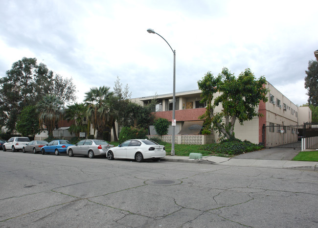 5415 Corteen Place in Valley Village, CA - Foto de edificio - Building Photo