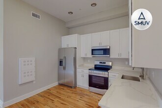 100 W Lexington St in Baltimore, MD - Building Photo - Building Photo