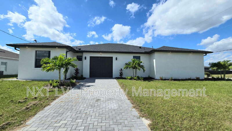 702 Hightower Ave S in Lehigh Acres, FL - Building Photo