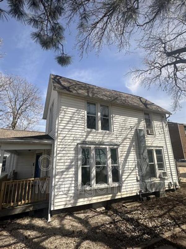 207 E Clark St in Champaign, IL - Building Photo - Building Photo