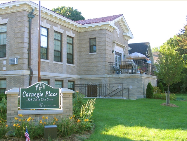 Carnegie Place in West Allis, WI - Foto de edificio