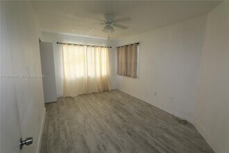 10755 SW 108th Ave in Miami, FL - Building Photo - Building Photo