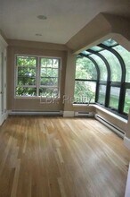 68 Walnut Hill Rd in Newton, MA - Foto de edificio - Building Photo