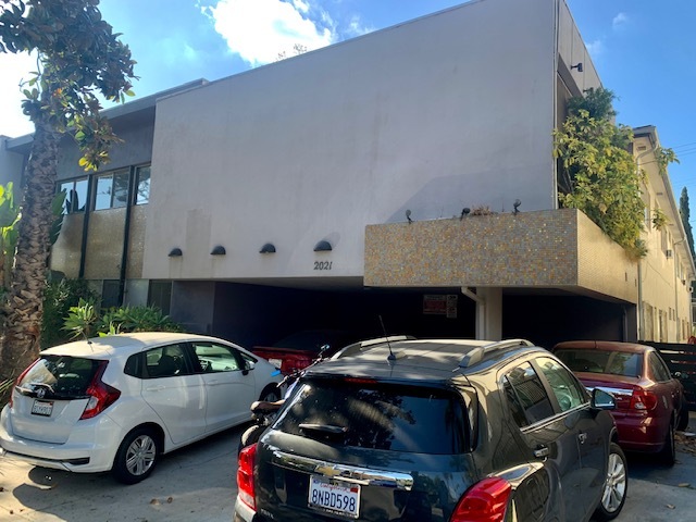 2021 N Beachwood Dr in Los Angeles, CA - Building Photo - Building Photo