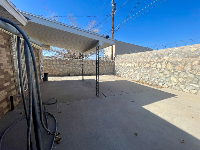 8621 Mettler Dr in El Paso, TX - Building Photo