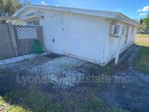 1746 Pacific Ave in North Fort Myers, FL - Foto de edificio - Building Photo