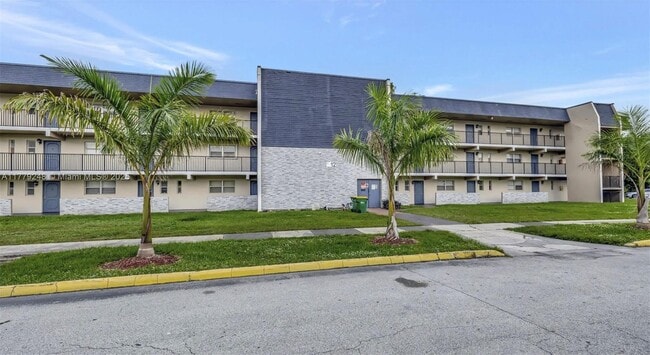 7960 Colony Cir N, Unit 108 in Tamarac, FL - Building Photo - Building Photo