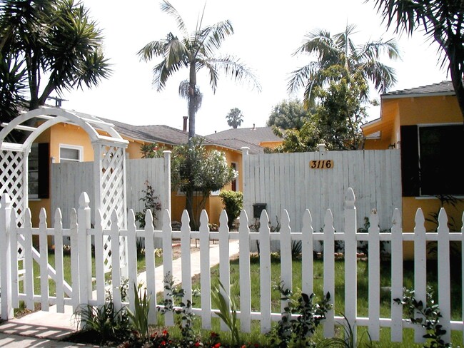 3120 Colorado Ave in Santa Monica, CA - Building Photo - Building Photo