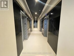 430 Square One Dr in Mississauga, ON - Building Photo - Building Photo