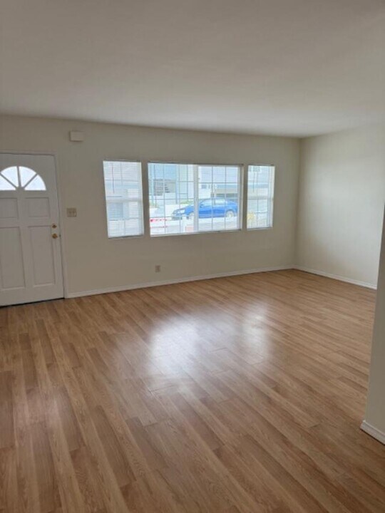 2101 Perkins Ln in Redondo Beach, CA - Building Photo