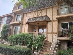 2141 S Bentley Ave, Unit 106 in Los Angeles, CA - Foto de edificio - Building Photo