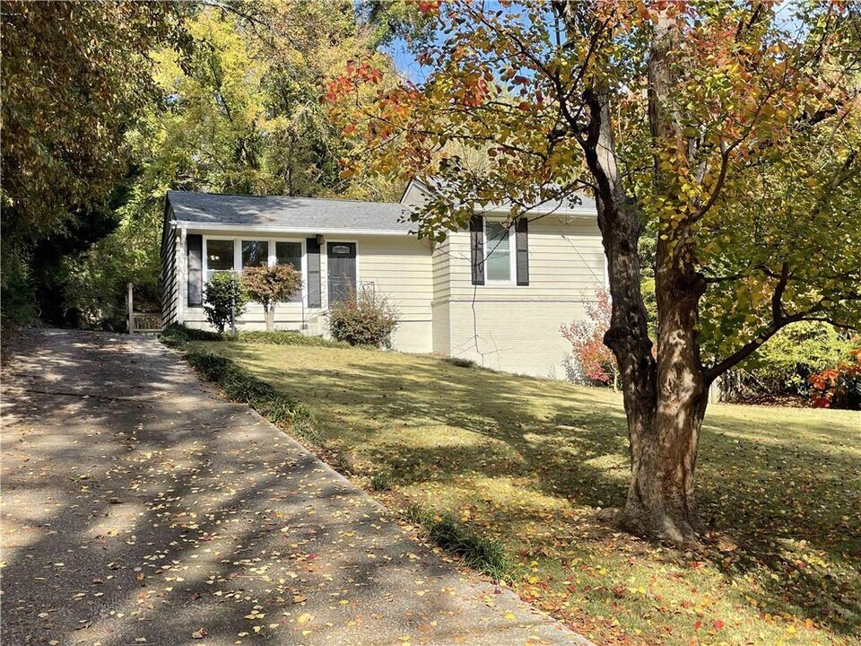 1965 Kenwood Pl SE in Smyrna, GA - Foto de edificio