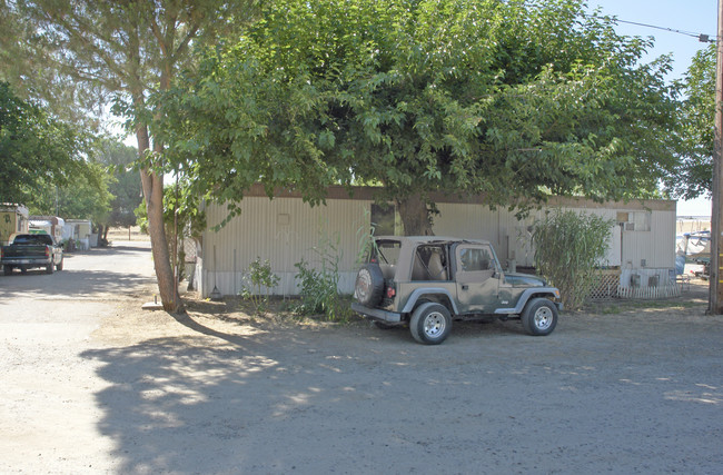 Millerton Lake Trailer Park in Friant, CA - Foto de edificio - Building Photo